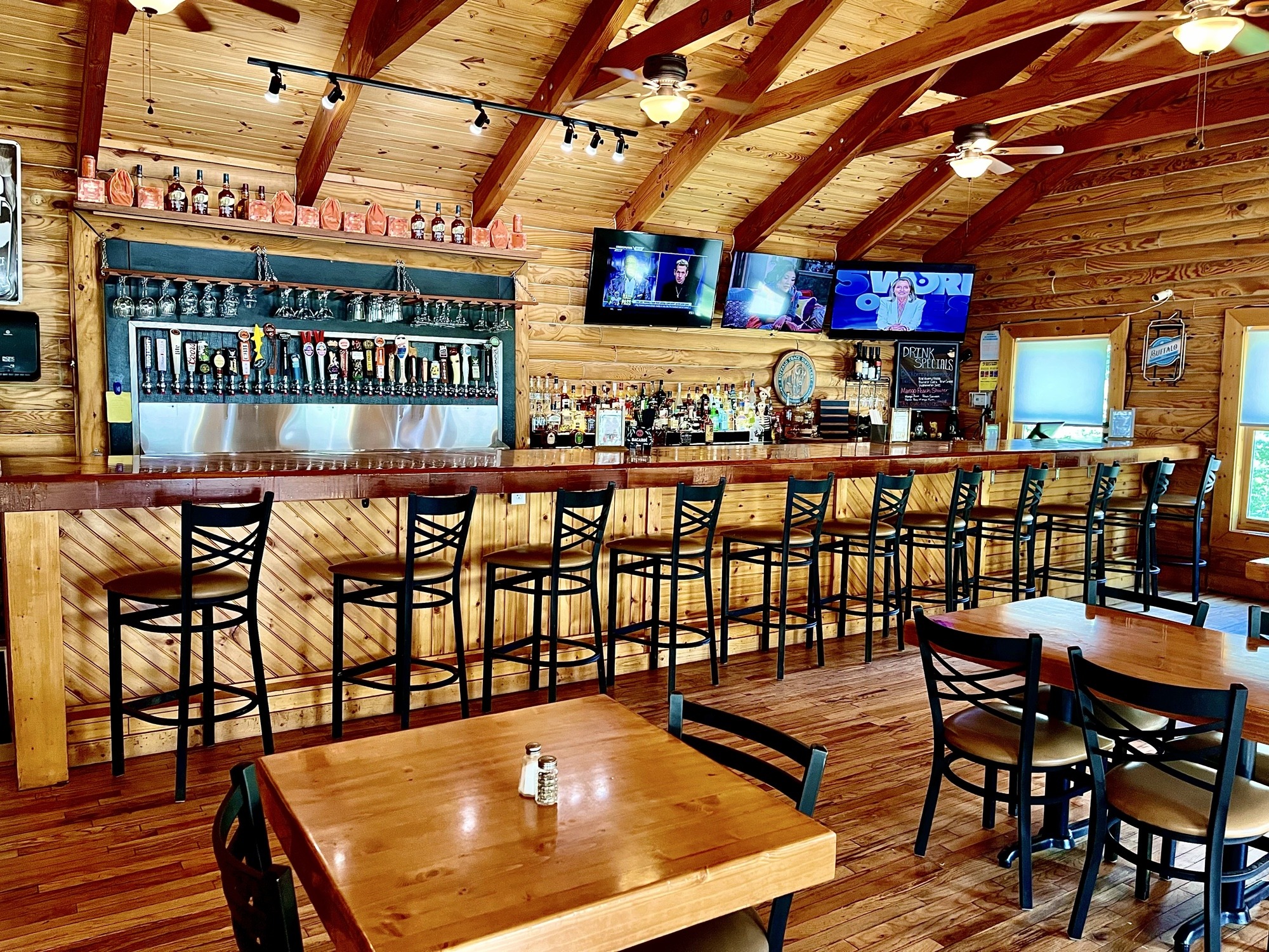 Buffalo Trail Restaurant full bar with 30 taps