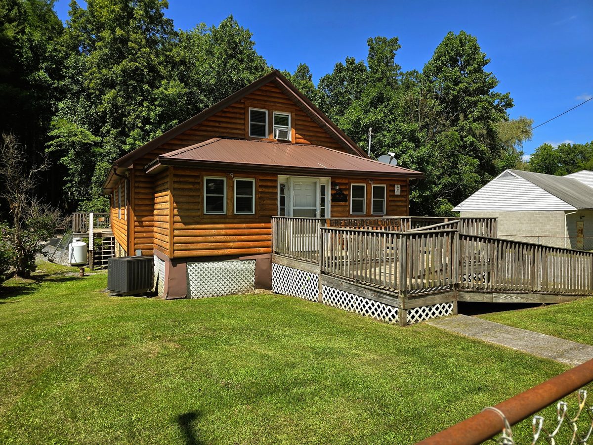 Creekside Lodge — exterior