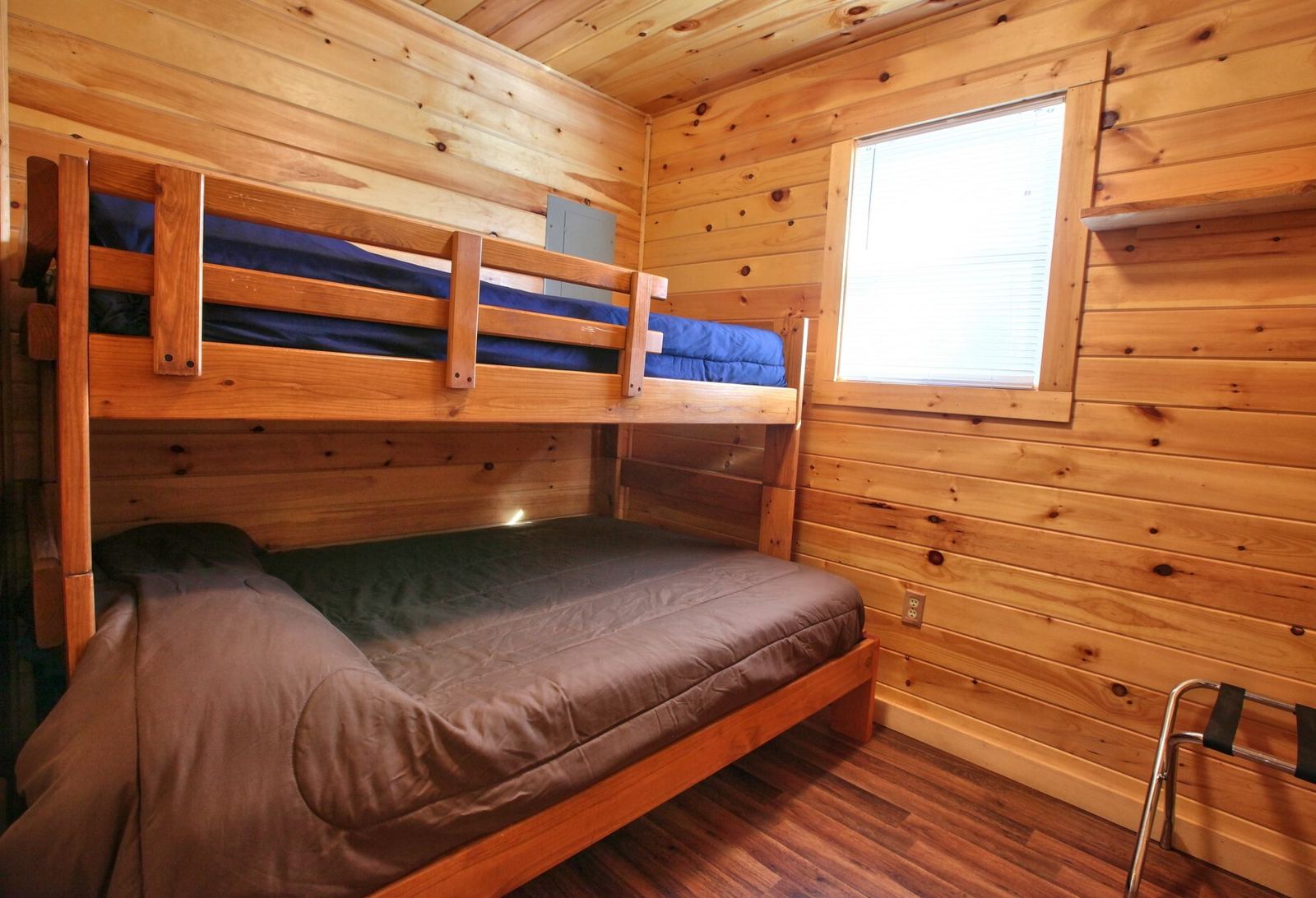 Bunk room with twin/full bunk bed