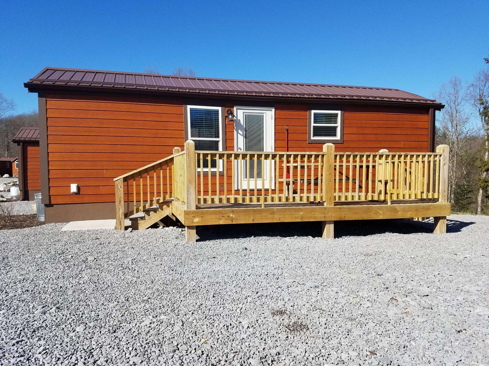 Deluxe Cottage 3 — Deluxe Cottage exterior with deck