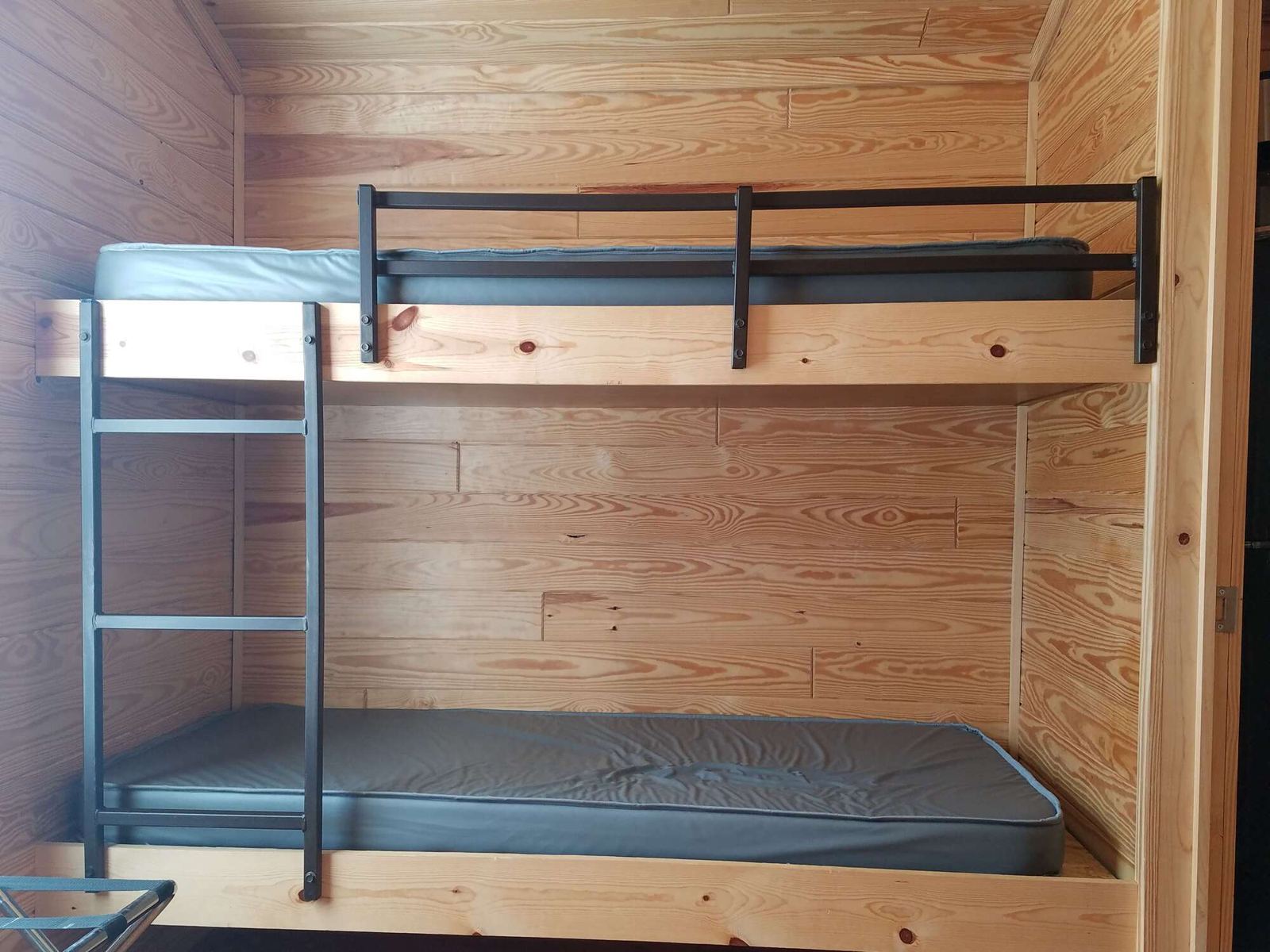 Twin bunk bed