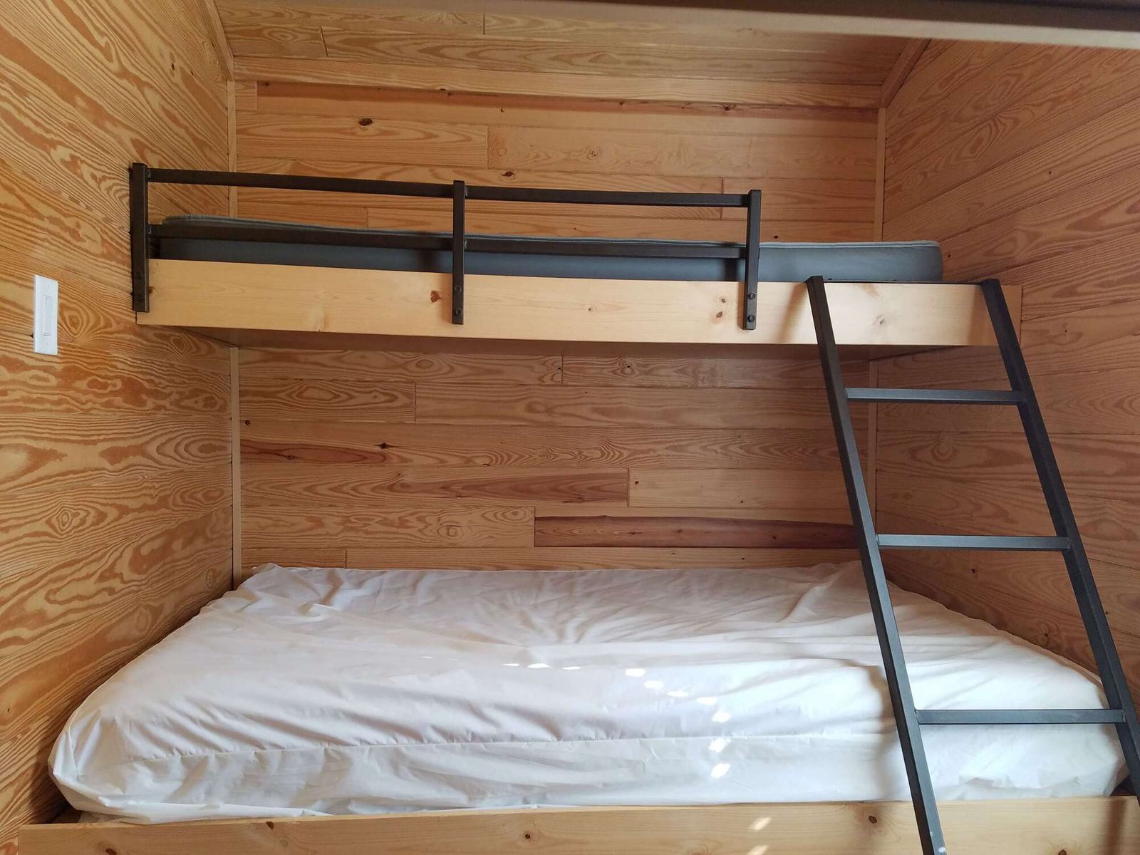 Twin/full bunk bed