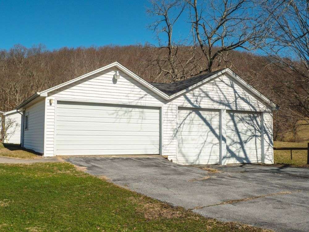 Detached garage